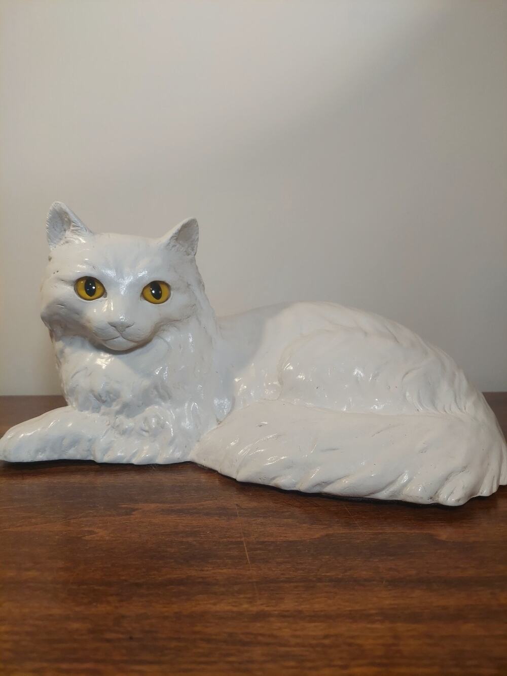 Vintage Signed Homco White Persian Cat Statue Resin Figurine Yellow Eyes 6.5x12”